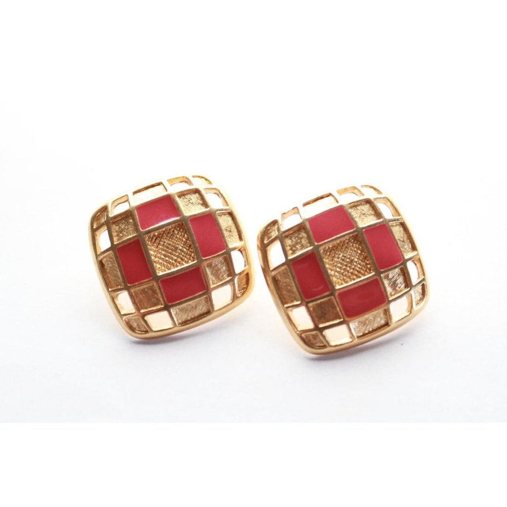 Vintage Textured Gold Tone Beveled Square with Pink Enamel Crochet Pattern Stud